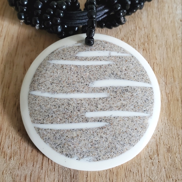 Jewelery set- Shell pendant on multistrand necklace with matching earrings - Picture 2 of 8